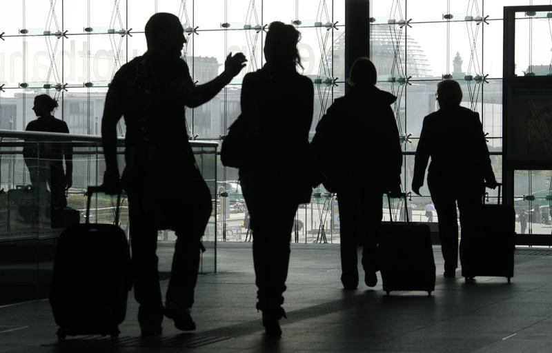 © Reuters. Passengers walk inside Berlin's central railway station