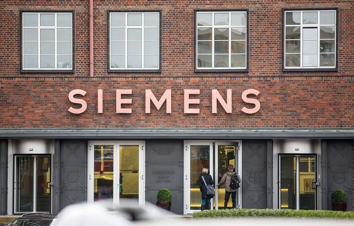 © Reuters. People enter a building of Siemens in Berlin