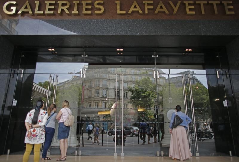 © Reuters. LES GALERIES LAFAYETTE RESTRUCTURENT LEUR RÉSEAU DE MAGASINS