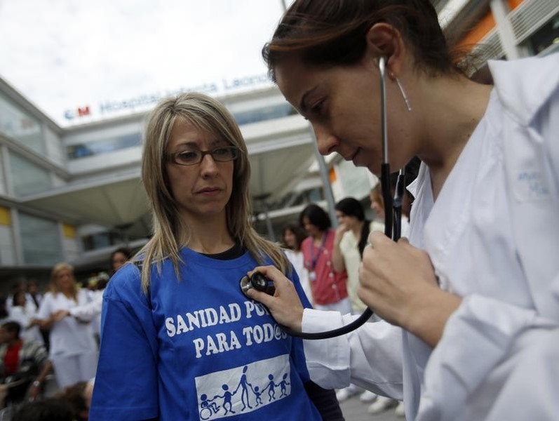 © Reuters. Los "sin papeles" recuperarán el derecho a sanidad gratuita en España  