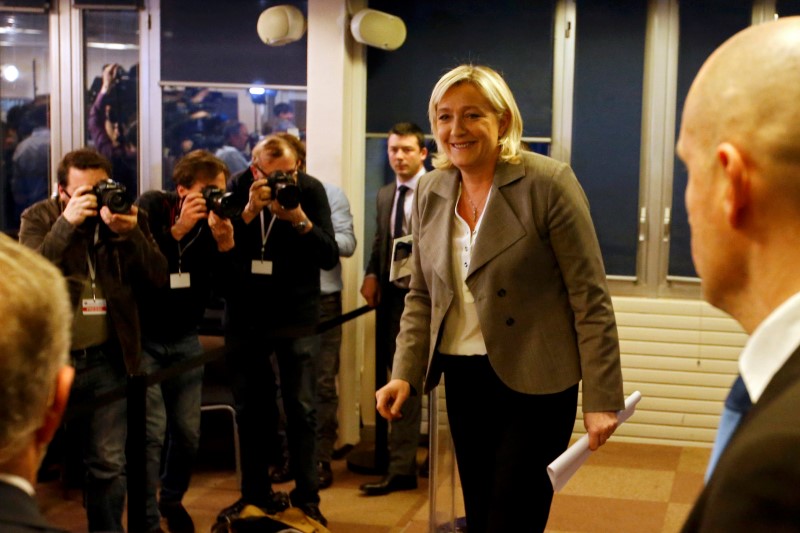 © Reuters. France's far-right National Front political party leader Marine Le Pen leaves a news conference after the close of polls in France's second round Departmental elections of local councillors at their party's headquarters in Nanterre