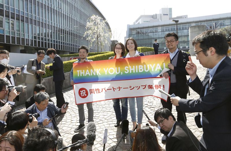 © Reuters. Ativistas comemoram decisão de Shibuya sobre união de pessoas do mesmo sexo