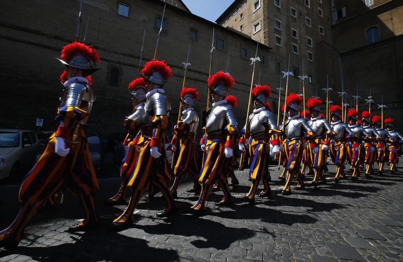 © Reuters. New recruits of the Vatican's elite Swiss Guard march during the swearing-in ceremony at the Vatican
