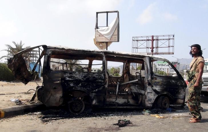 © Reuters. Van atingida por ataque aéreo em Áden, no sul do Iêmen