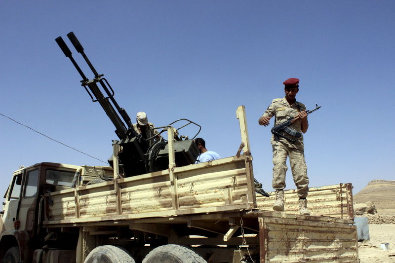 © Reuters. Soldier stands by an anti-aircraft machine gun loaded on a military truck in Yemen's northwestern city of Saada