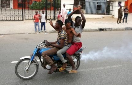 © Reuters. Supporters of the presidential candidate Muhammadu Buhari and his All Progressive Congress party celebrate in Kano 