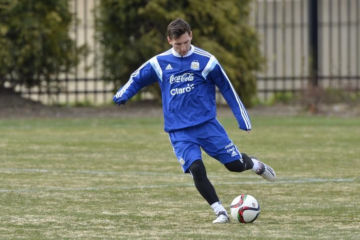 © Reuters. Argentina probablemente no jugará con Messi el martes