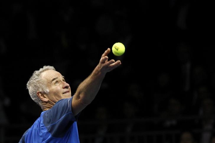 © Reuters. McEnroe of the U.S. serves the ball to compatriot Lendl during their BNP Paribas Showdown friendly match in Hong Kong