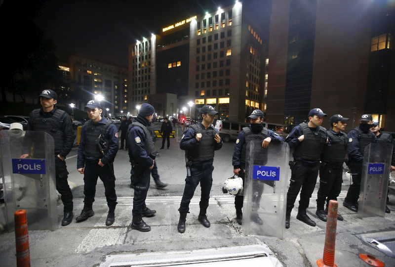 © Reuters. Turkish riot police stand guard in front of the Justice Palace in Istanbul 