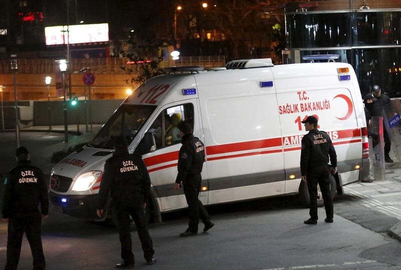 © Reuters. An ambulance arrives at Justice Palace in Istanbul