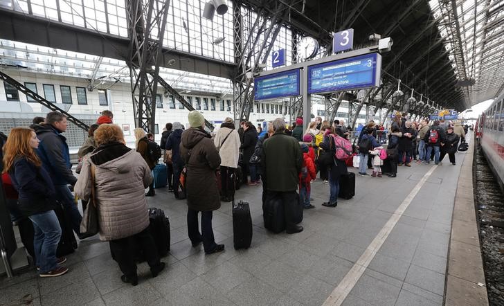 © Reuters. Passageiros em estação de trem em Colonia