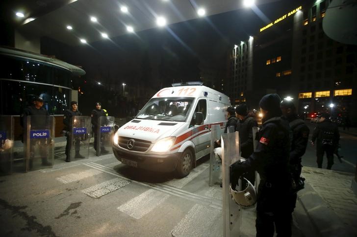 © Reuters. Ambulância deixa tribunal onde promotor era mantido refém em Istambul 