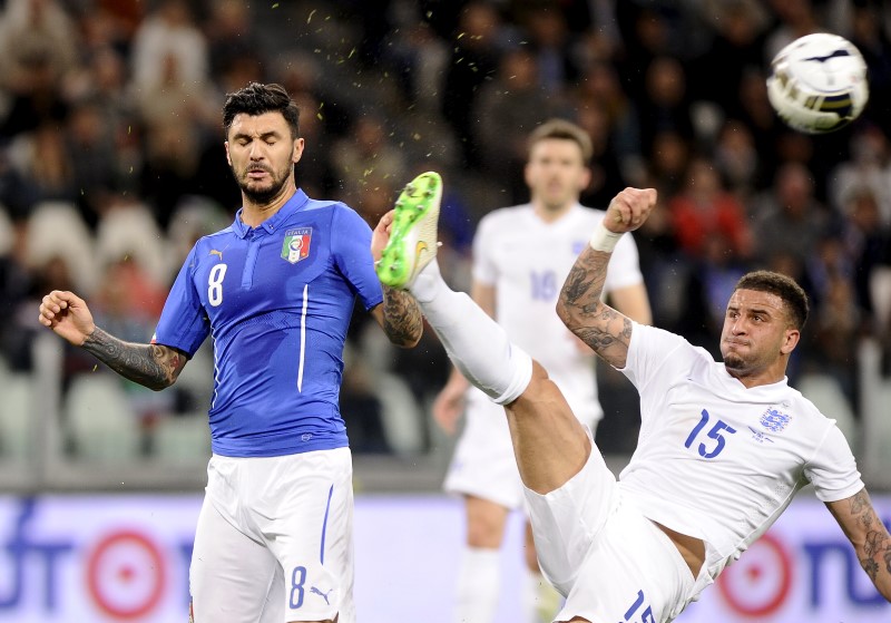 © Reuters. Italy's Soriano challenges England's Walker during their international friendly soccer match at Juventus Stadium in Turin