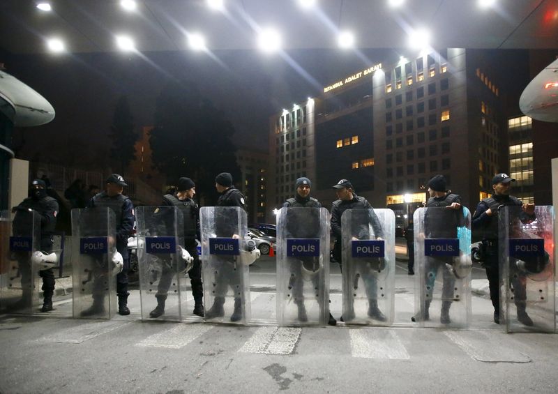 © Reuters. Polícia turca em frente ao Palácio da Justiça em Istambul