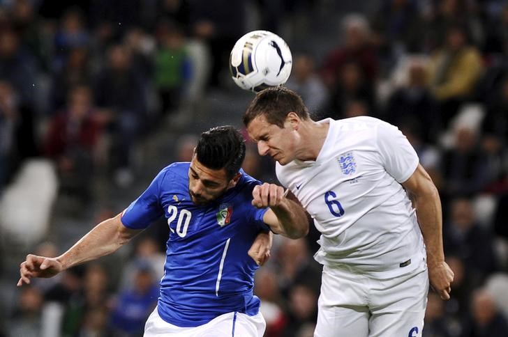 © Reuters. Graziano Pelle, da Itália, disputa lance com Phil Jagielka, da Inglaterra