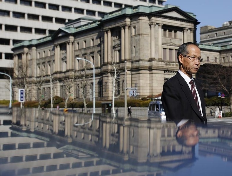 © Reuters. A man walks past the Bank of Japan building in Tokyo