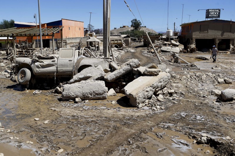 © Reuters. Muertos por aluviones en norte de Chile suman 23, buscan a 57 desaparecidos