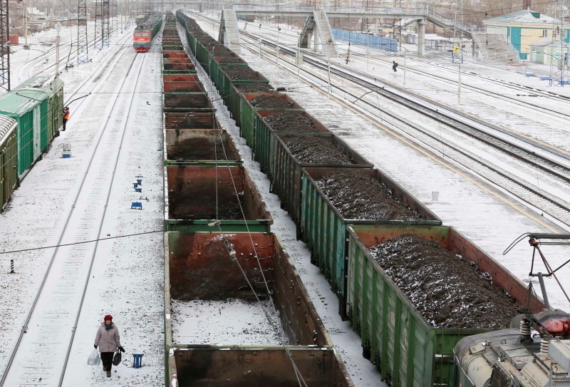 © Reuters. Ж/д состав с углем на станции Злобино в Красноярске 