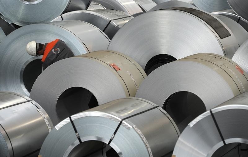 © Reuters. An employee inspects some steel at the plant of German steel company Salzgitter AG in Salzgitter.