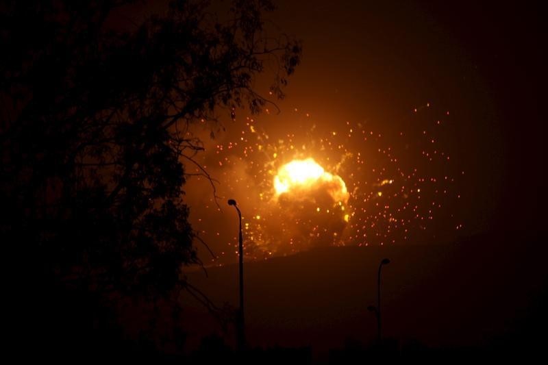 © Reuters. سكان: 23 قتيلا في ضربة جوية دمرت مصنعا باليمن
