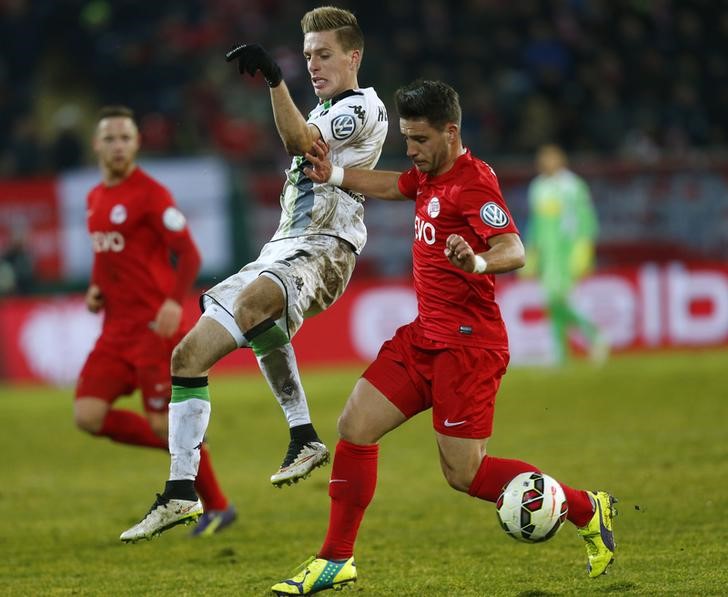 © Reuters. KKickers Offenbach's Korb challenges Borussia Moenchengladbach's Herrmann during German soccer cup match in Offenbach