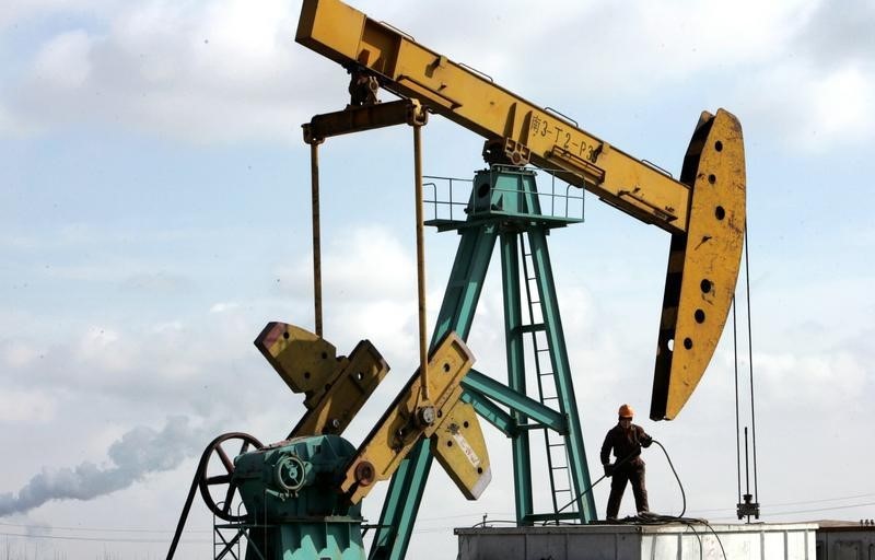 © Reuters. Станок-качалка на нефтяном месторождении в Китае 