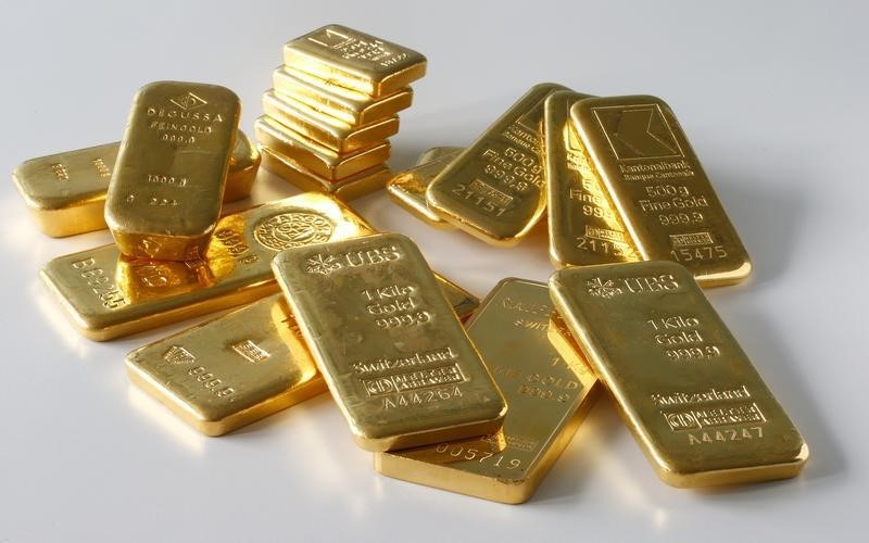 © Reuters. الذهب يرتفع بعد تراجعه في مارس مع هبوط الدولار