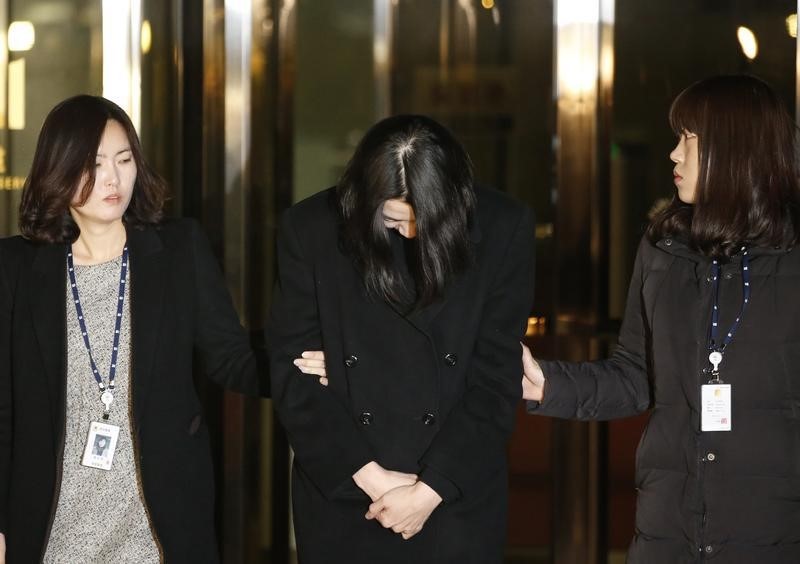 © Reuters. Heather Cho leaves for a detention facility after a court ordered her to be detained, at the Seoul Western District Prosecutor?s office
