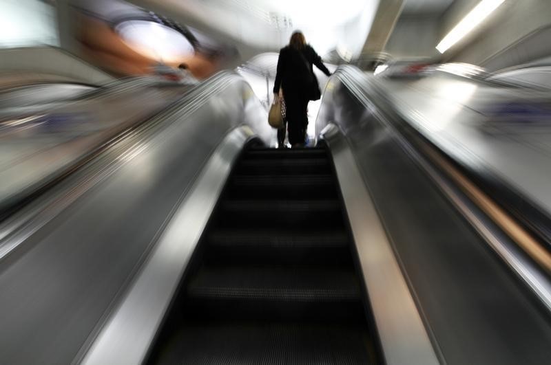 © Reuters. A passenger uses an escalator in a London Underground station