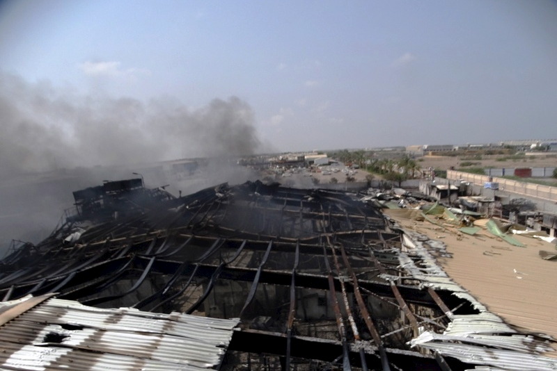 © Reuters. Fábrica de laticínios alvo de explosão em Houdieda, no Iêmen