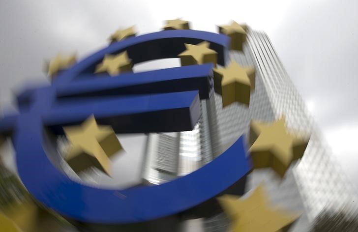 © Reuters. Logo do Euro visto na sede do Banco Central Europeu, em Frankfurt 