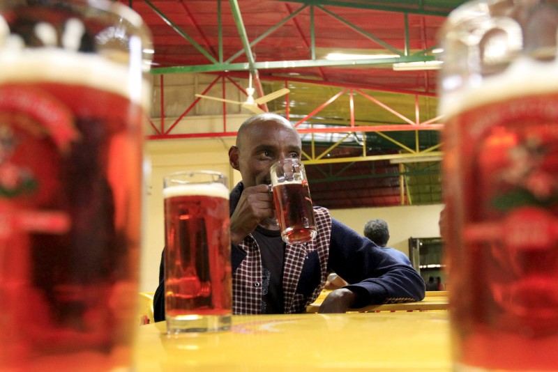 © Reuters. Customer drinks beer at the St. George brewery's public pub in Ethiopia's capital Addis Ababa
