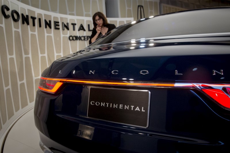 © Reuters. Guest looks at a Ford Motor Co. Lincoln Continental concept car at an event ahead of the New York International Auto Show in New York