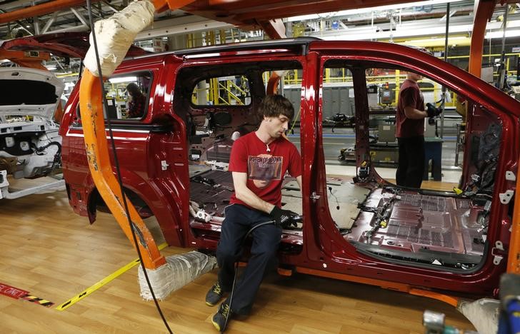 © Reuters. Fiat Chrysler assembly worker works on the interior of a partially assembled minivan at the Windsor Assembly Plant in Windsor, Ontario