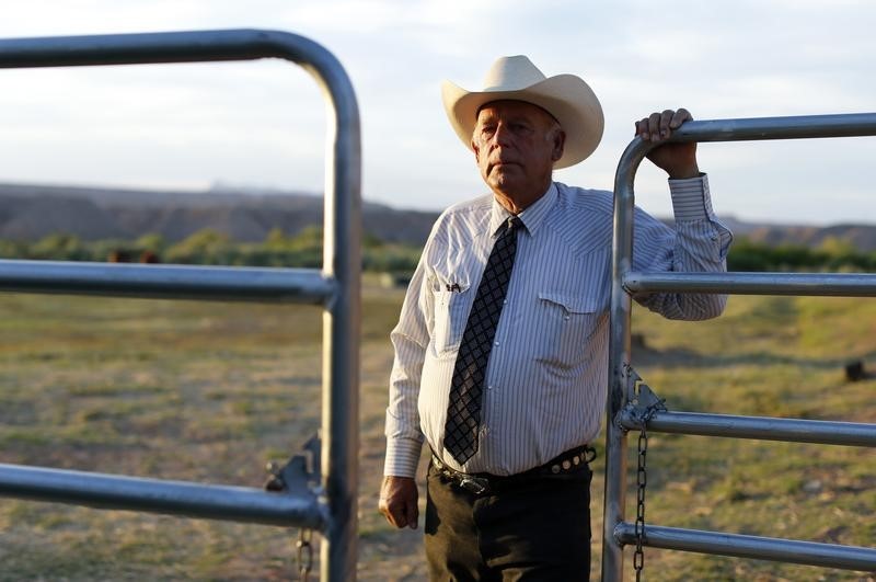 © Reuters. Rancher Bundy stands near a metal gate on his ranch in Bunkerville, Nevada