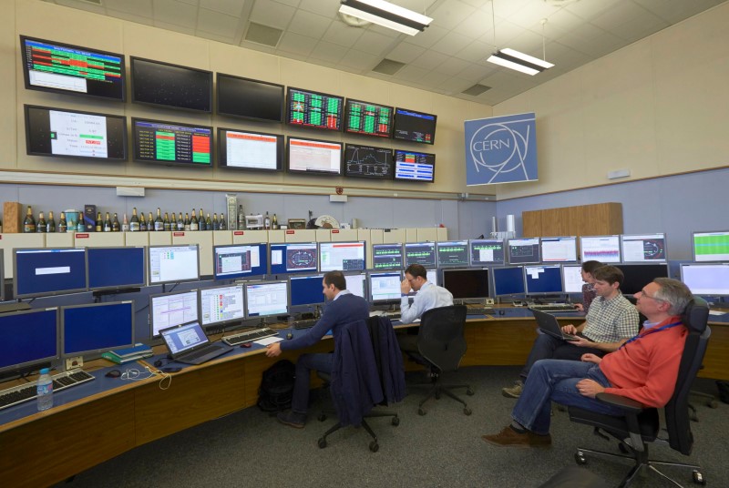 © Reuters. Technicians work in the Control Centre of the LHC at the CERN in Prevessin near Geneva