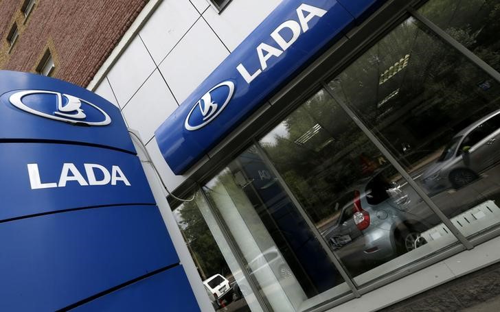 © Reuters. Салон продаж Lada в Санкт-Петербурге 