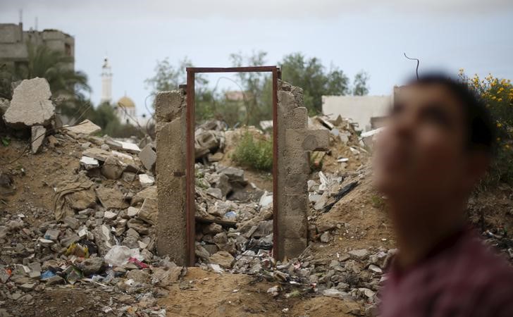 © Reuters. Resto da porta pintada por Banksy que foi vendida no norte de Gaza