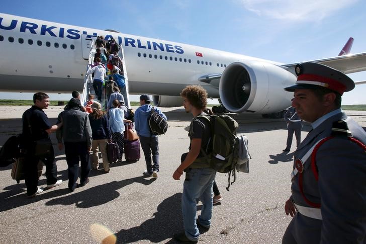 © Reuters. Passageiros retornando ao avião após parada forçada no Marrocos