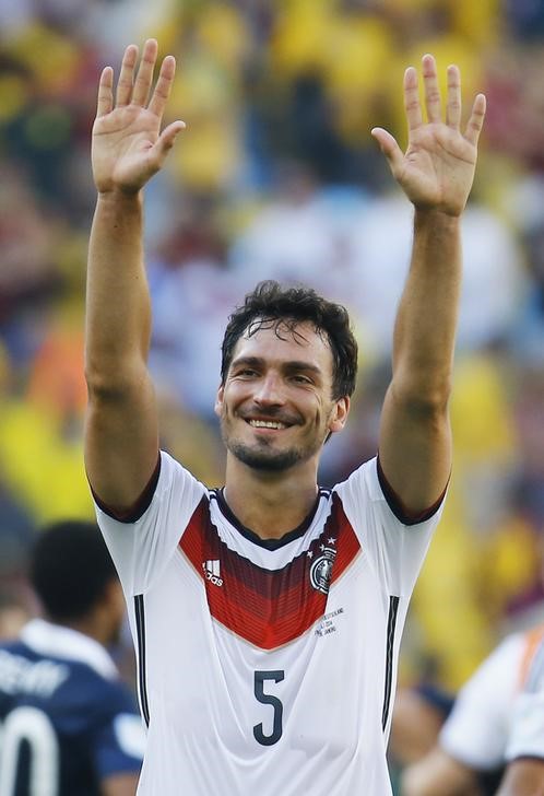 © Reuters. Hummels agradecendo aos torcedores após vitória contra a França na Copa do Mundo de 2014