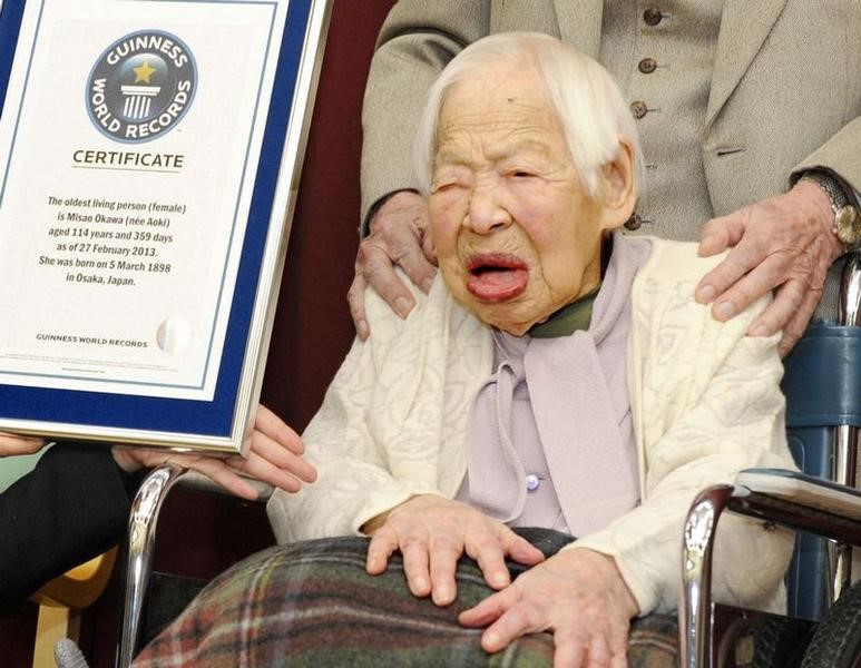 © Reuters. Misao Okawa recebendo certificado do Livro dos Recordes em Osaka, no Japão