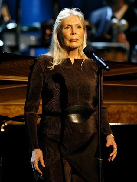 © Reuters. Joni Mitchell durante show em Hollywood, em foto de arquivo 