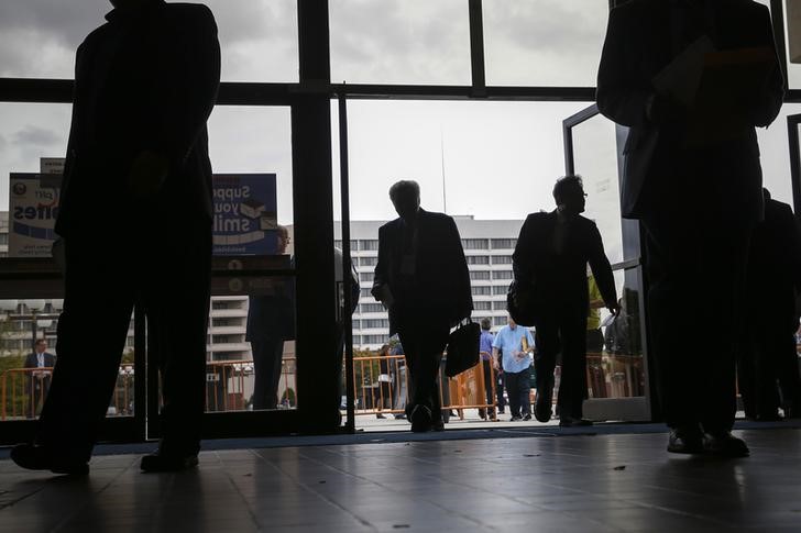 © Reuters. People enter the Nassau County Mega Job Fair at Nassau Veterans Memorial Coliseum in Uniondale, New York