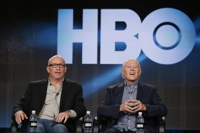 © Reuters. Director Alex Gibney and executive producer Frank Marshall participate in a panel for the HBO television show "Sinatra: All Or Nothing At All" during the TCA presentations in Pasadena