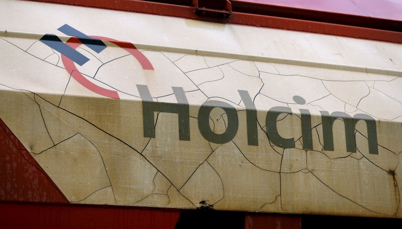 © Reuters. The logo of Swiss cement maker Holcim is seen on a railway-car in the town of Schlieren