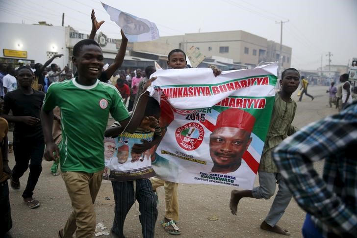 © Reuters. Pessoas comemoram vitória de Muhammadu Buhari na eleição da Nigéria