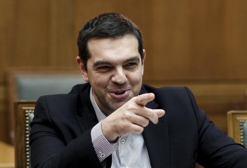 © Reuters. Greek PM Tsipras gestures during a cabinet meeting at the parliament building