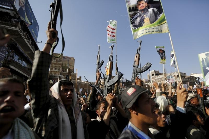 © Reuters. شهود: دبابات الحوثيين تتقدم إلى حي بوسط عدن