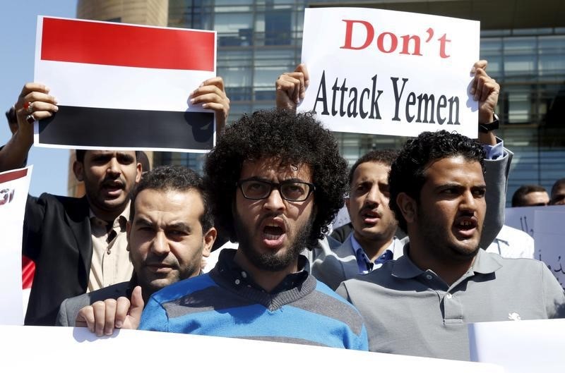 © Reuters. Arab students shout slogans, carry banners and a Yemeni national flag during a protest against Saudi-led air strikes on Yemen, in front of the offices of the U.N. headquarters in Beirut 