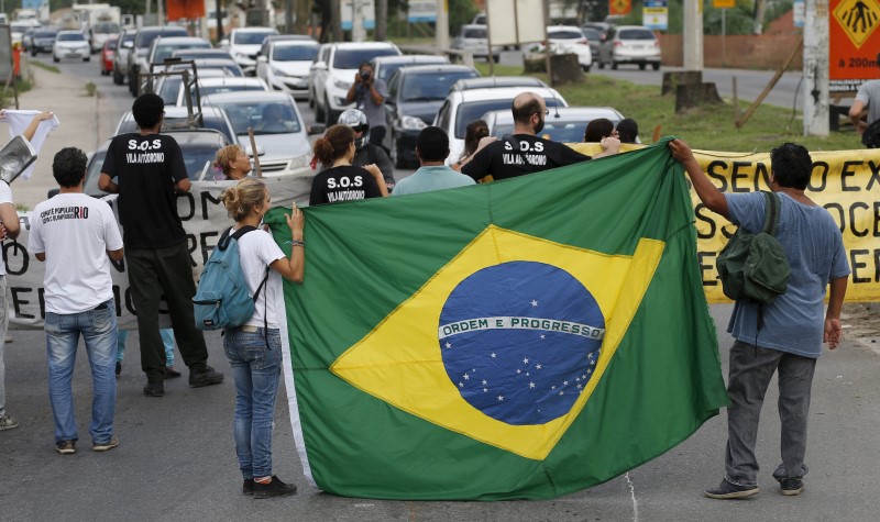 © Reuters. Moradores da Vila Autódromo fecham rodovia no Rio em protesto contra desocupação